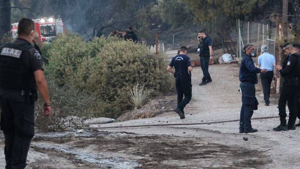 Σαλαμίνα: Δύο φωτιές, δύο διαφορετικά σενάρια- Τι εξετάζουν οι Αρχές