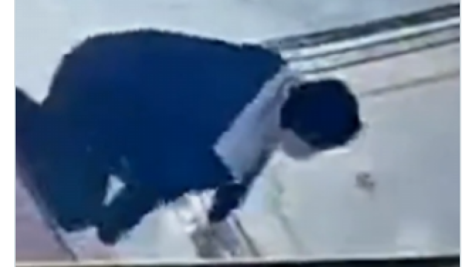 Άντρας μπουσουλάει σε σπα για να.... αποφύγει να πληρώσει – Δείτε βίντεο