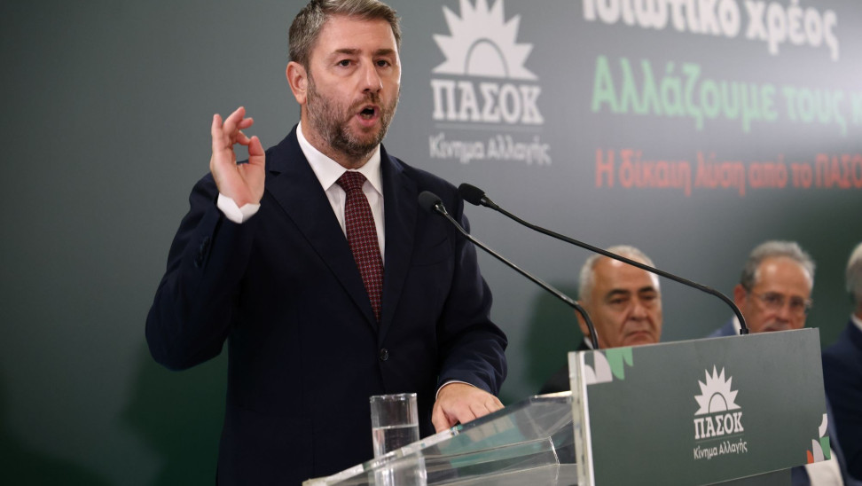 Με τσικουδιές υποδέχεται ο Νίκος Ανδρουλάκης τα πράσινα στελέχη στην Κρήτη για την 3η του Σεπτέμβρη