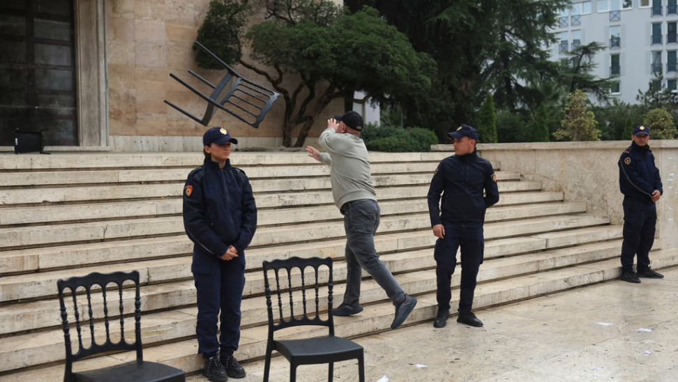 Για 10η ημέρα συνεχίζονται οι κινητοποιήσεις έξω από το κοινοβούλιο στα Τίρανα - Έκκληση για διάλογο απευθύνει ο Ράμα