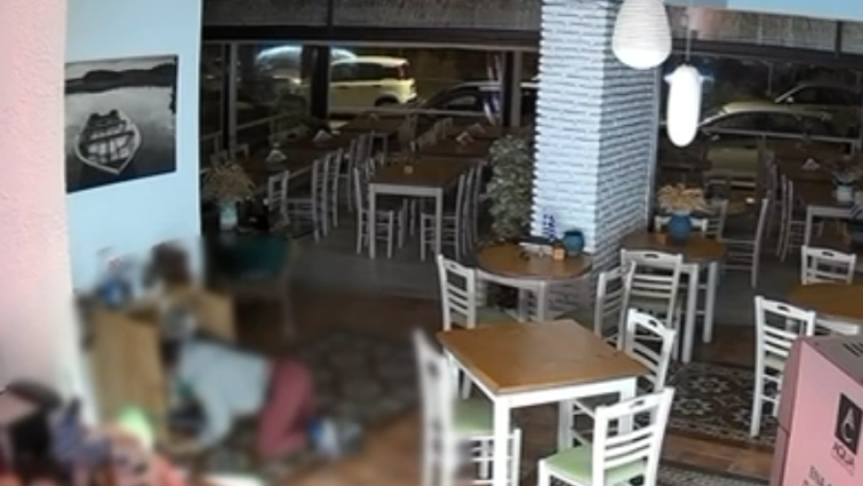 Διαρρήκτης για κλάματα: Μπουσουλούσε μέσα σε εστιατόριο για να μην τον δουν - Δείτε βίντεο