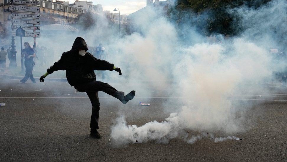 Γαλλία: Η αστυνομία αναστέλλει τη χρήση χειροβομβίδων κρότου-λάμψης μετά από ακρωτηριασμό μαθητή