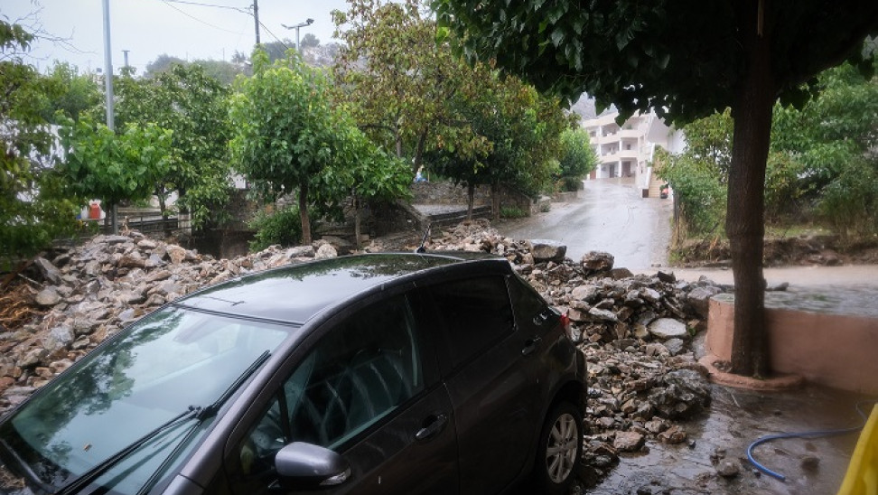 Κακοκαιρία στην Κρήτη: Σε Red Code το νησί – 112 για περιορισμό μετακινήσεων, υπερχείλισε χείμαρρος στα Ζωνιανά