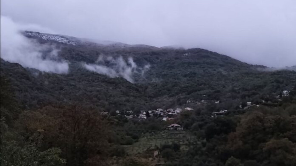 Χειμωνιάτικο σκηνικό στη Μαγνησία – Έπεσαν τα πρώτα χιόνια στο Πλιασίδι