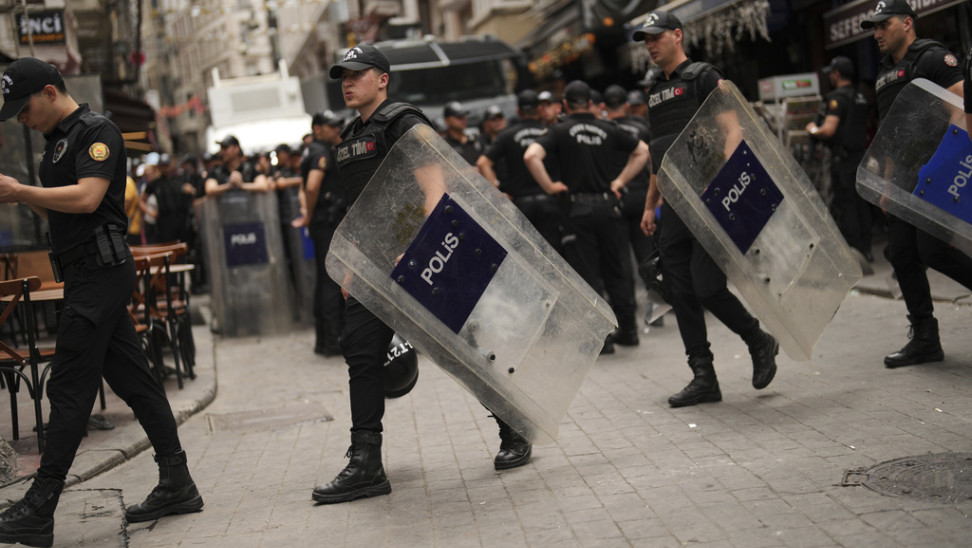 «Δεν μπορούμε να αναπνεύσουμε»: Ξεσηκωμός δημοσιογράφων κατά Ερντογάν