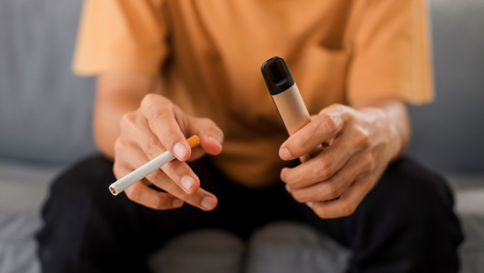 Αυξάνεται το κάπνισμα και το άτμισμα στους εφήβους στην Ελλάδα - Τι συμβουλεύουν ειδικοί