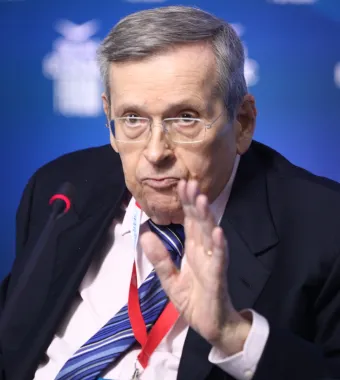 Στέφανος Μάνος: Η ζωή και η πολιτική διαδρομή του πρώην υπουργού που άφησε το δικό του αποτύπωμα στη Μεταπολίτευση