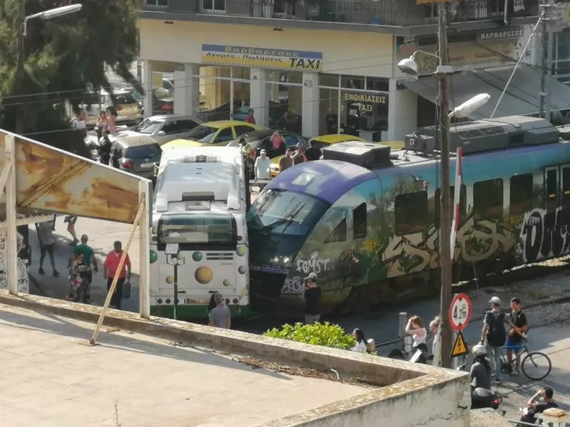 Σύγκρουση λεωφορείου με συρμό - Η σωτήρια αντίδραση οδηγού του προαστιακού