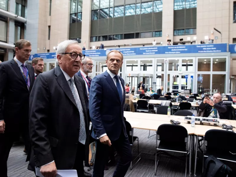 Αιχμηρές δηλώσεις Τουσκ - Γιούνκερ για το «μπλόκο» σε Βόρεια Μακεδονία - Αλβανία