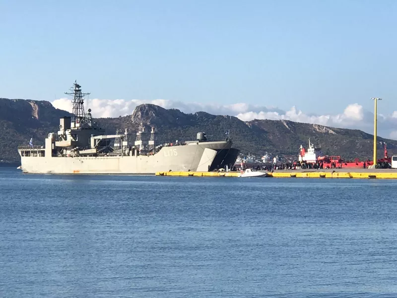 Στην Ελευσίνα το αρματαγωγό «Ικαρία» με 389 μετανάστες από τη Σύμη