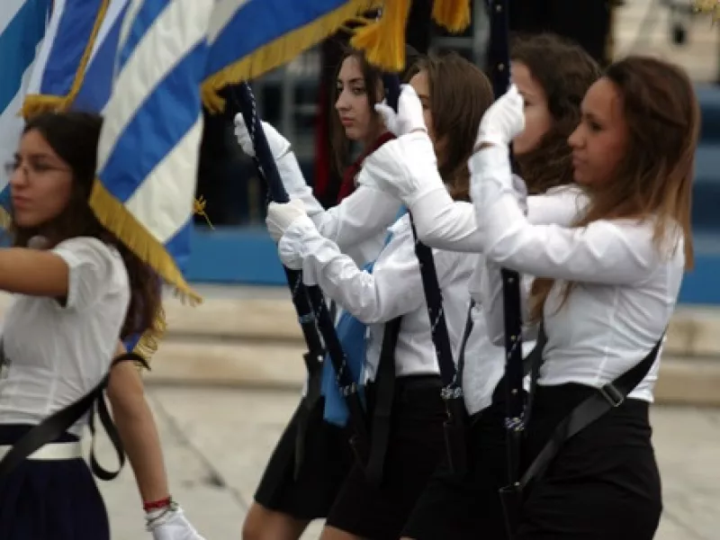 Βάσει βαθμολογίας αντί κλήρωσης οι σημαιοφόροι στα δημοτικά σχολεία