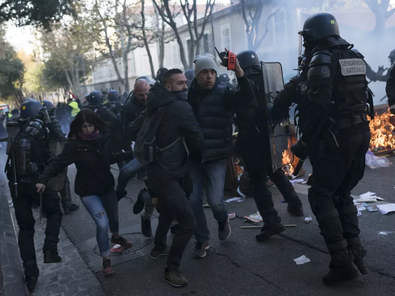 Κίτρινα γιλέκα: Συνεχίζεται η ένταση στο Παρίσι - 120 συλλήψεις (video)