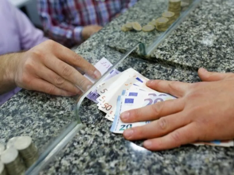 Έκτακτη ενίσχυση σε συνταξιούχους, υγειονομικούς: Πότε θα πληρωθούν οι δικαιούχοι