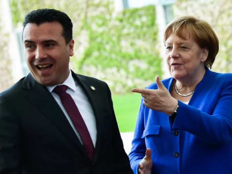 Μέρκελ προς Μακρόν: Στρατηγικής σημασίας η ένταξη της Β. Μακεδονίας στην ΕΕ