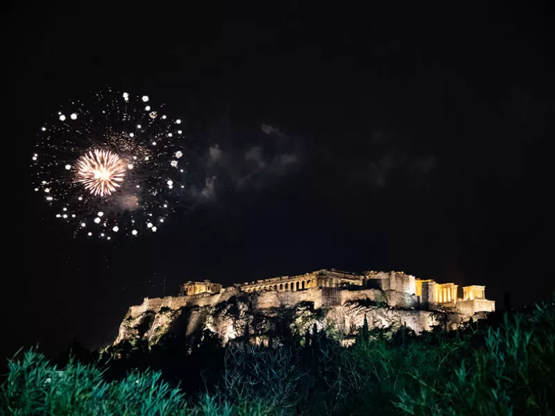 Αθήνα: Λαμπερή παραμονή Πρωτοχρονιάς στο Σύνταγμα με ΜΕΛΙSSES