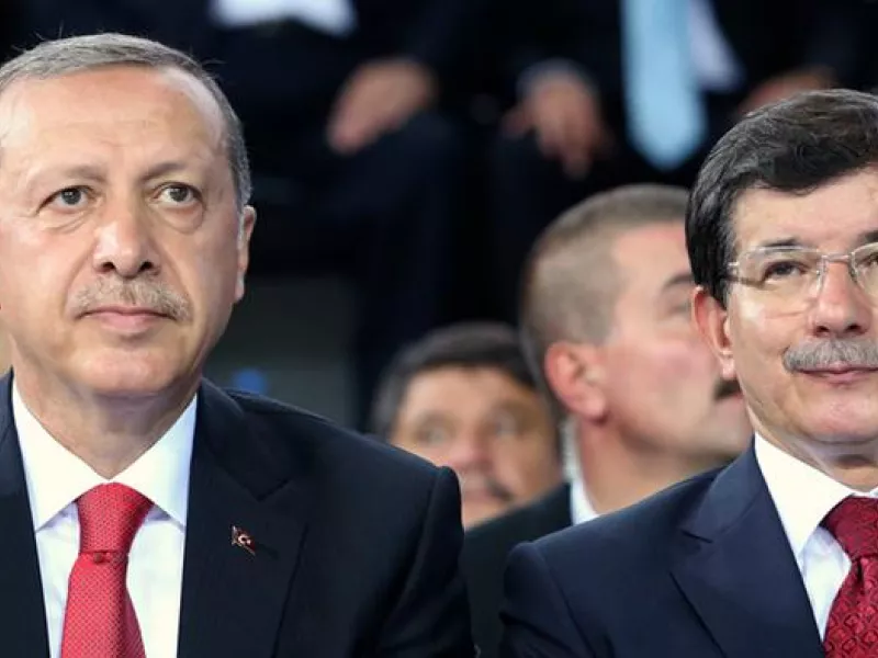 Τουρκία: Ο Νταβούτογλου πετά το γάντι στον Ερντογάν