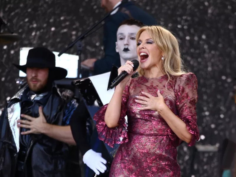 Στην Ελλάδα η Kylie Minogue: Φώτο σε πλοίο για την Αίγινα