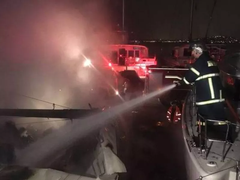 Ολοκληρώθηκε η κατάσβεση του σκάφους στη Μαρίνα Αλίμου (φωτό)