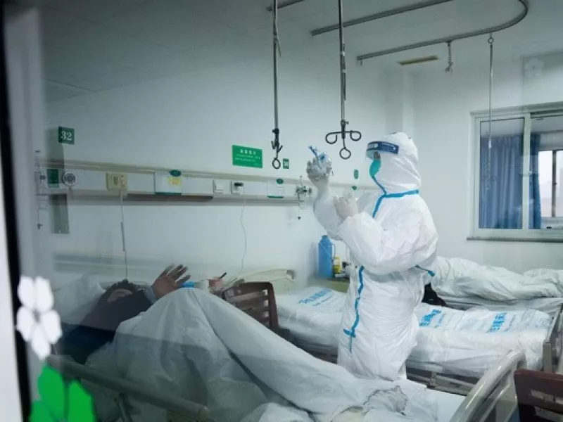 O γιατρός της Ουχάν που πρώτος προειδοποιούσε για κορωνοϊό και τέθηκε σε περιορισμό, σε κρίσιμη κατάσταση