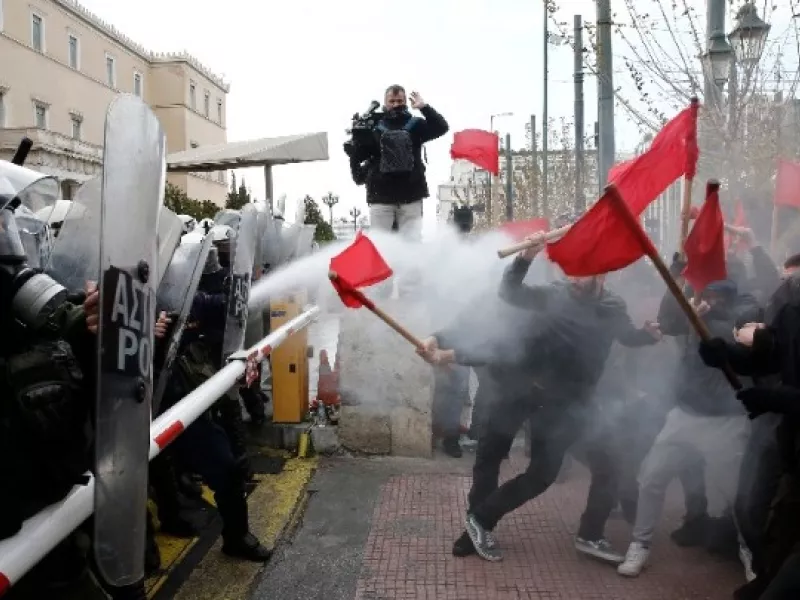 Μικροεπεισόδια στη συγκέντρωση διαμαρτυρίας φοιτητών έξω από τη Βουλή