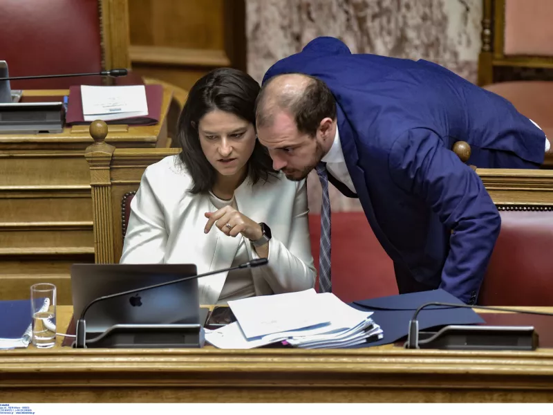 Βουλή: Έβγαλαν «μαχαίρια» Φίλης - Κεραμέως για τους απόφοιτους κολεγίων 