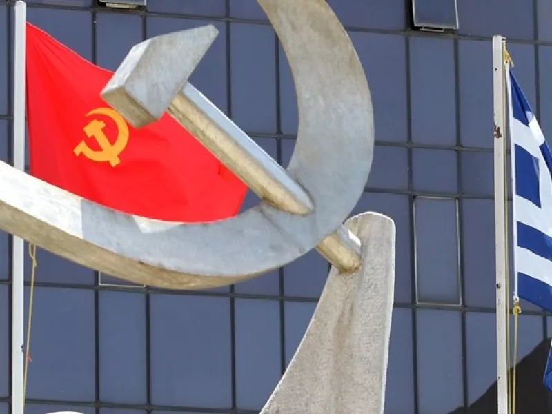 Πρόταση μομφής: Καταψηφίζει την κυβέρνηση το ΚΚΕ - Τα «βέλη» στον ΣΥΡΙΖΑ