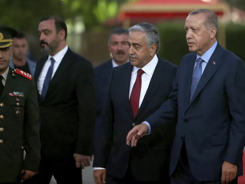 Απαγόρευση εισόδου στην Τουρκία στον Ακιντζί και άλλους 41 Τουρκοκύπριους; Διαψεύδει η Άγκυρα