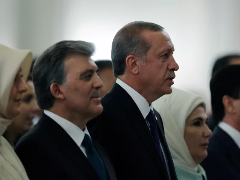 Φίλια πυρά Γκιουλ σε Ερντογάν: Όχι σε ανοιχτό πόλεμο στη Συρία - Λάθος η αγορά των S-400