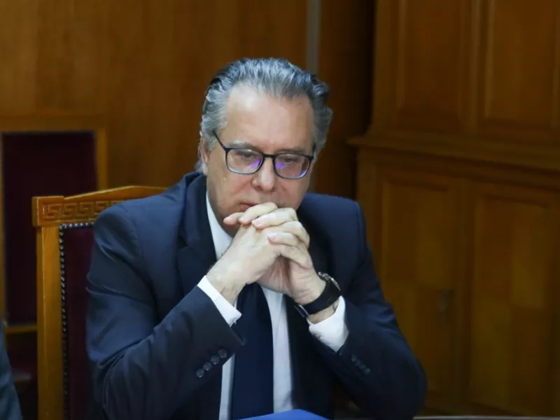 Κουμουτσάκος για κλειστά κέντρα: Η κυβέρνηση είναι αποφασισμένη
