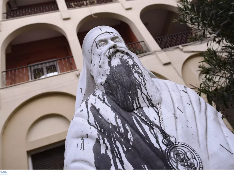 Θεσσαλονίκη: Πέταξαν μπογιές και τρικάκια στη Μητρόπολη - Δύο συλλήψεις (pics - vid)
