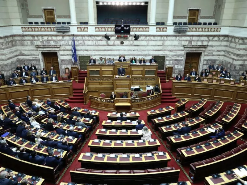 Και στη Βουλή μάχη για τις συγκρούσεις με τα ΜΑΤ στα νησιά του Βορείου Αιγαίου