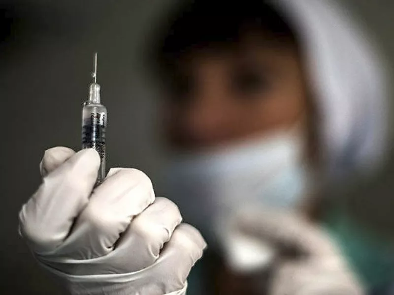 Reuters: Παρενέργειες εμβολίου κορωνοϊού και αποζημιώσεις - Η συμφωνία ΕΕ με AstraZeneca
