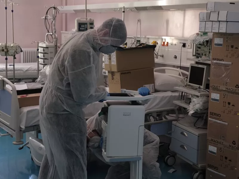 Κορωνοϊός- Ελλάδα: Σταθεροποιούνται τα κρούσματα αλλά «εκτινάσσονται» οι νοσηλείες