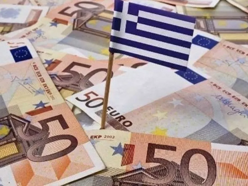 Χαρτονομίσματα των 50 ευρώ και η ελληνική σημαία.