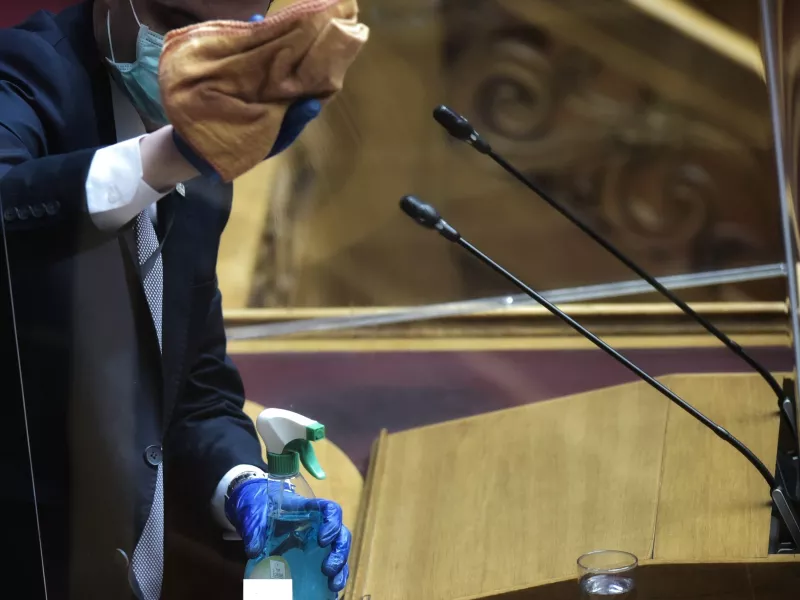 Κορωνοϊός: «Επιχείρηση πλεξιγκλάς» σε ταξί και σαλόνια ομορφιάς - Βροχή οι παραγγελίες