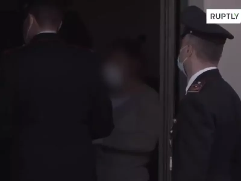 Κορωνοϊός - Συγκλονιστικά πλάνα: Η Ιταλική αστυνομία μοιράζει τεφροδόχους στις οικογένειες (video) 