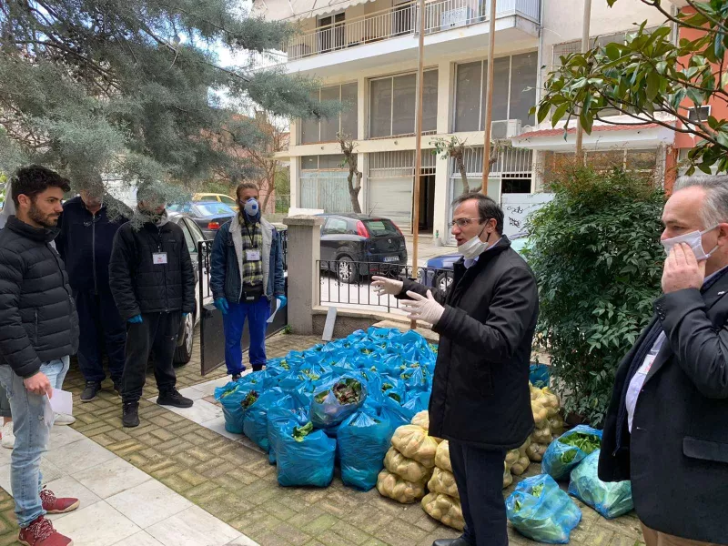 Ο Δήμος Σερρών μοιράζει στα σπίτια οπωροκηπευτικά που αγοράζει από τις λαϊκές