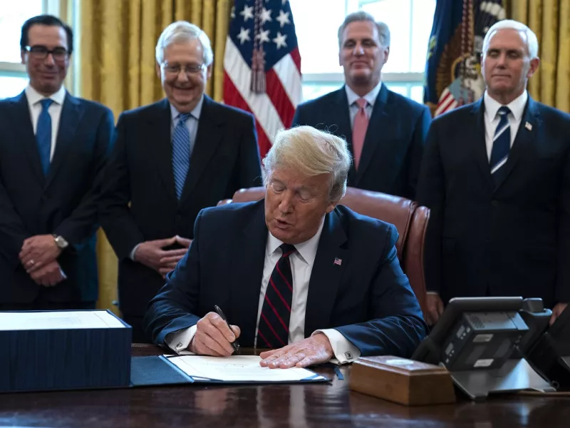 Washington Post: Το όνομα του Τραμπ θα προστεθεί στις επιταγές βοήθειας στους πολίτες!