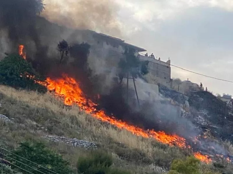 Υπό μερικό έλεγχο η φωτιά στο Σχιστό Κορυδαλλού