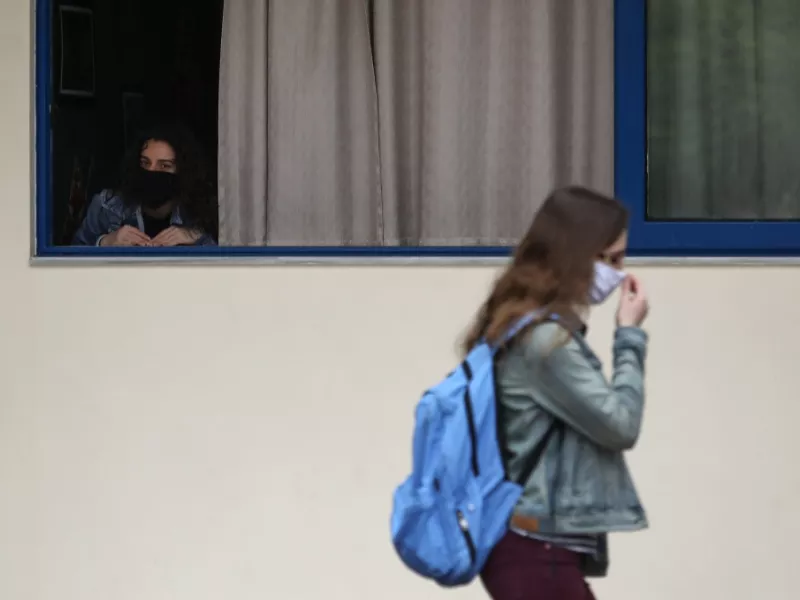 Εξωσχολικός με κορωνοϊό αναστάτωσε γυμνάσιο στο Αγρίνιο - Έβριζε τον διευθυντή 