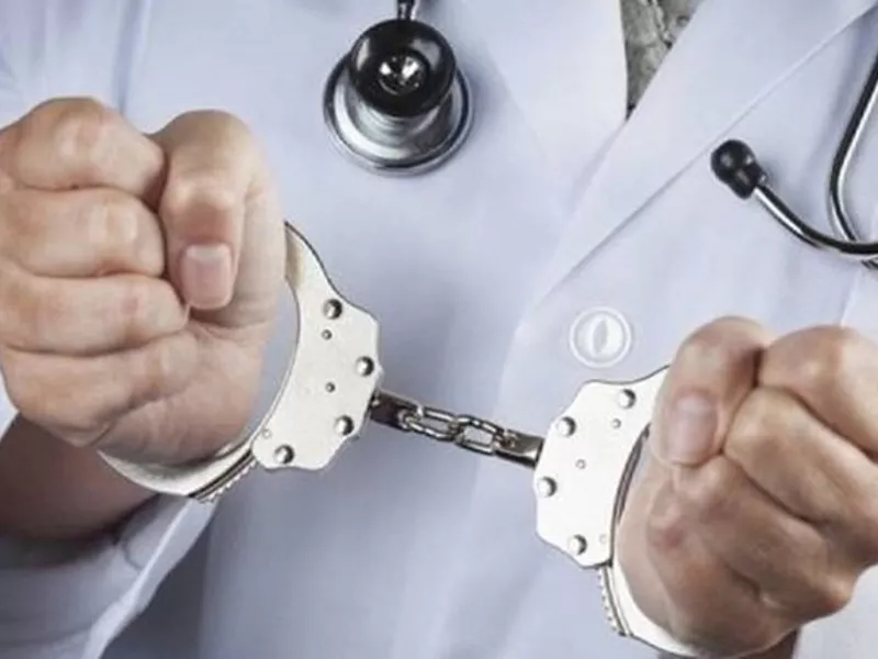 Παραδειγματική τιμωρία του ψευδογιατρού ζητούν οι γονείς των δύο ανήλικων θυμάτων