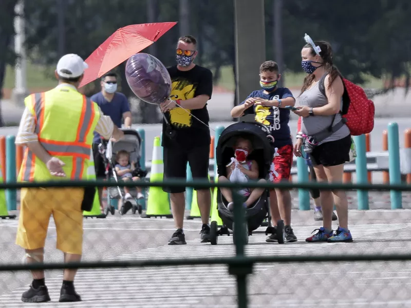 Walt Disney World: Υποχρεωτική χρήση μάσκας - ο Μίκυ σε απόσταση καθώς ανοίγει ξανά
