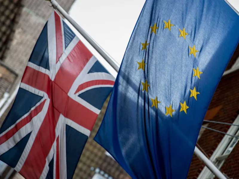 Ένταση μεταξύ Βρετανίας-ΕΕ με αφορμή την καθυστέρηση στα εμβόλια της AstraZeneca