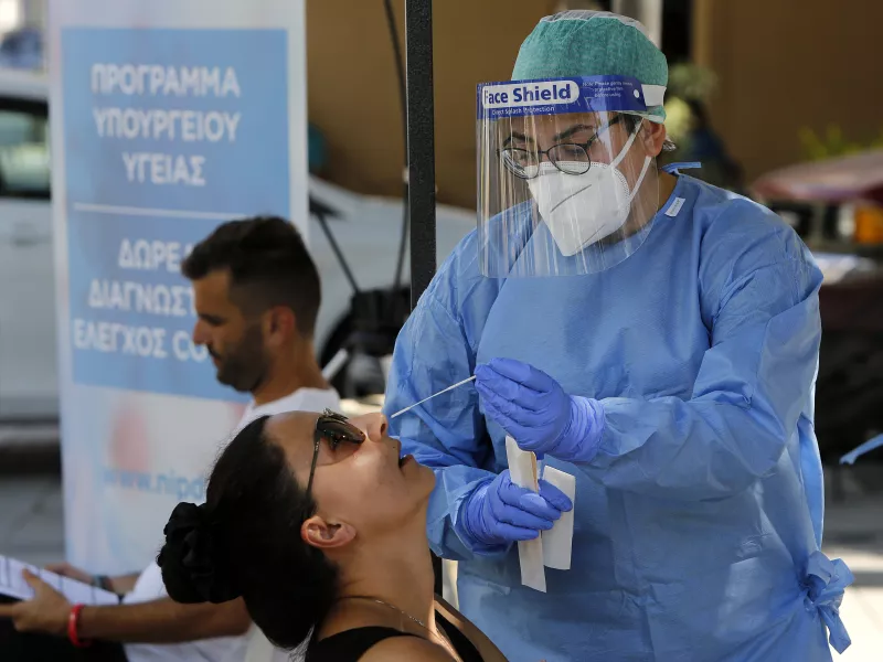 Κορωνοϊός: Πώς μπορεί να «ξεπεράσει» την ανοσία του οργανισμού και τι μπορεί να γίνει για αυτό