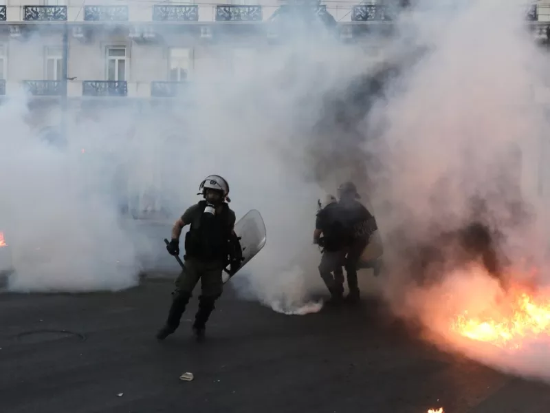 Επεισόδια έξω από τη Βουλή: Τραυματίστηκαν 3 αστυνομικοί - 16 προσαγωγές, 6 συλλήψεις