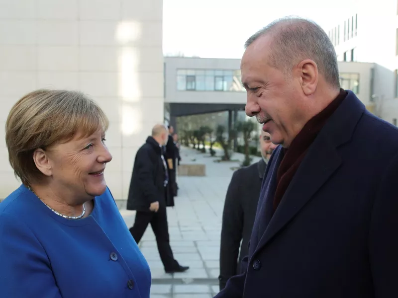 Μέρκελ σε Ερντογάν: Διάλογος στη βάση του διεθνούς Δικαίου για τα «διαφιλονικούμενα θέματα»