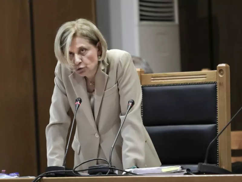 Η κ. Οικονόμου, εμμένει στην πρόταση της και ανέφερε πως δεν παραπλάνησε και δεν απέκρυψε τίποτα, ούτε για τους καταδικασθέντες που έχουν «λερωμένα» ποινικά μητρώα ούτε για τον Γιάννη Λαγό και την παραβίαση των περιοριστικών όρων.