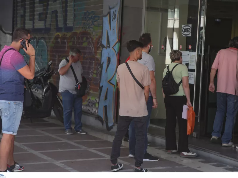 Άνεργοι έξω από τον ΟΑΕΔ 