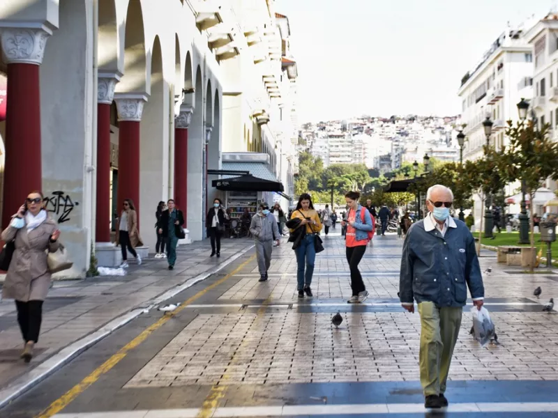 Θεσσαλονίκη: Θετικοί στον κορωνοϊό «σπάνε» την καραντίνα- Έντονη ανησυχία υγειονομικών