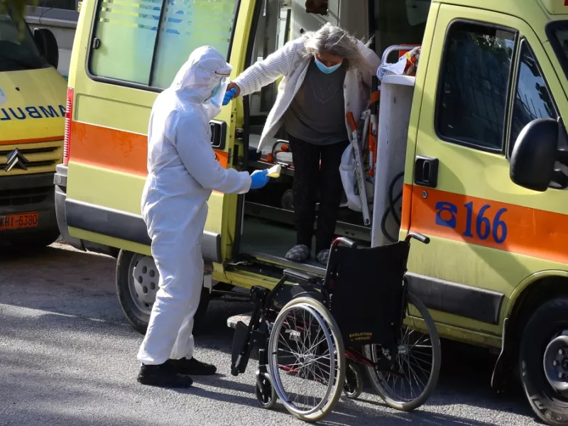 Καταγγελία: Καρκινοπαθής με κορωνοϊό περίμενε 10 ώρες για κρεβάτι στον αύλειο χώρο του νοσοκομείου Χανίων